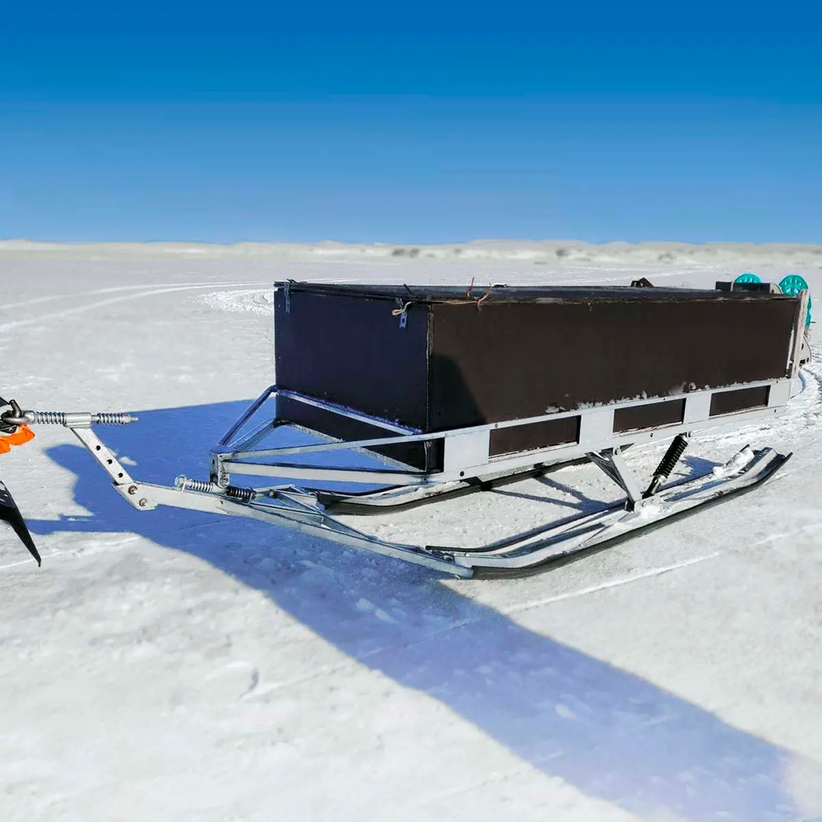 Snöskotersläde galvaniserad 260cm fjädrad dragstång - Snöskoterslädar och stockslädar - 6438168024790 - 2