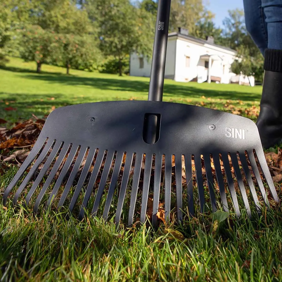 Lövräfsa 42 cm med skaft - Krattor, hackor och ogräsverktyg - 6423800036200 - 2
