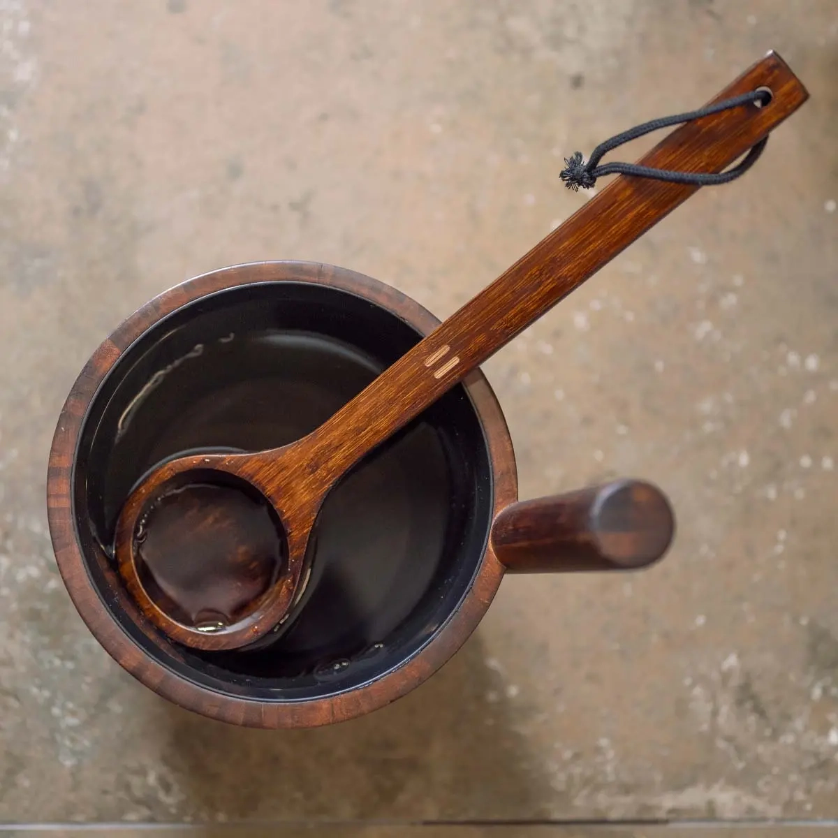 Bastuöska i bambu mörkbrun 41,5 cm - Bastustävor, bastuskopor och bastustenar - 6410416409771 - 1