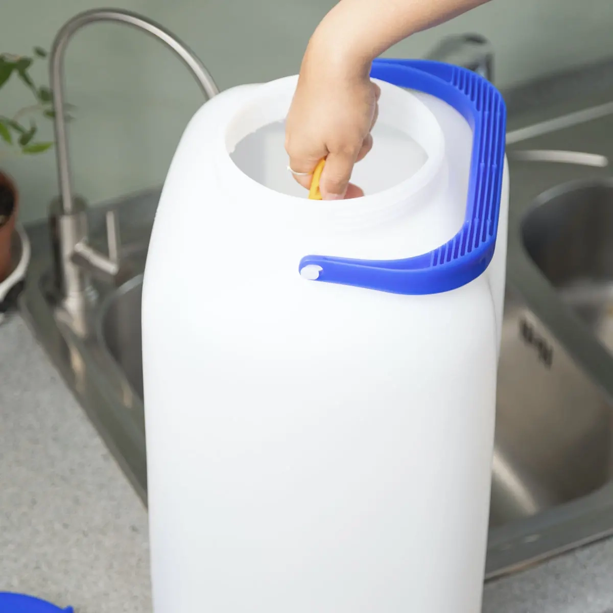 Vattenbehållare med kran 20L - Vattendunkar och hinkar - 6416061006518 - 1