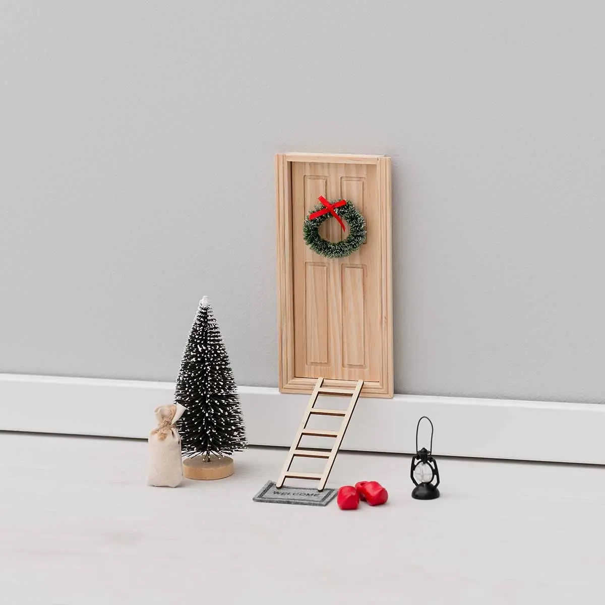 Miniatursæt med nissehul og tilbehør - Tilbehør til miniature- og nissedøre - 6410416495958 - 1