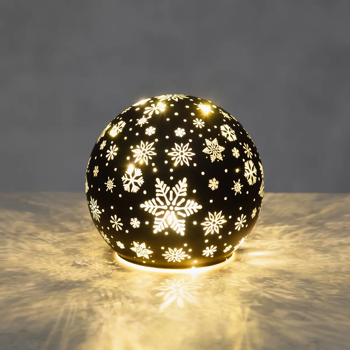 Dekorationsglasbold 3D Snefnug 10 LED 12 cm - Ornamenter - 6410416482798 - 1