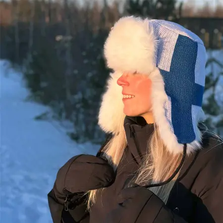 Pelslue Retki Finlands flag strikket - Hovedbeklædning - 6418536042168 - 1
